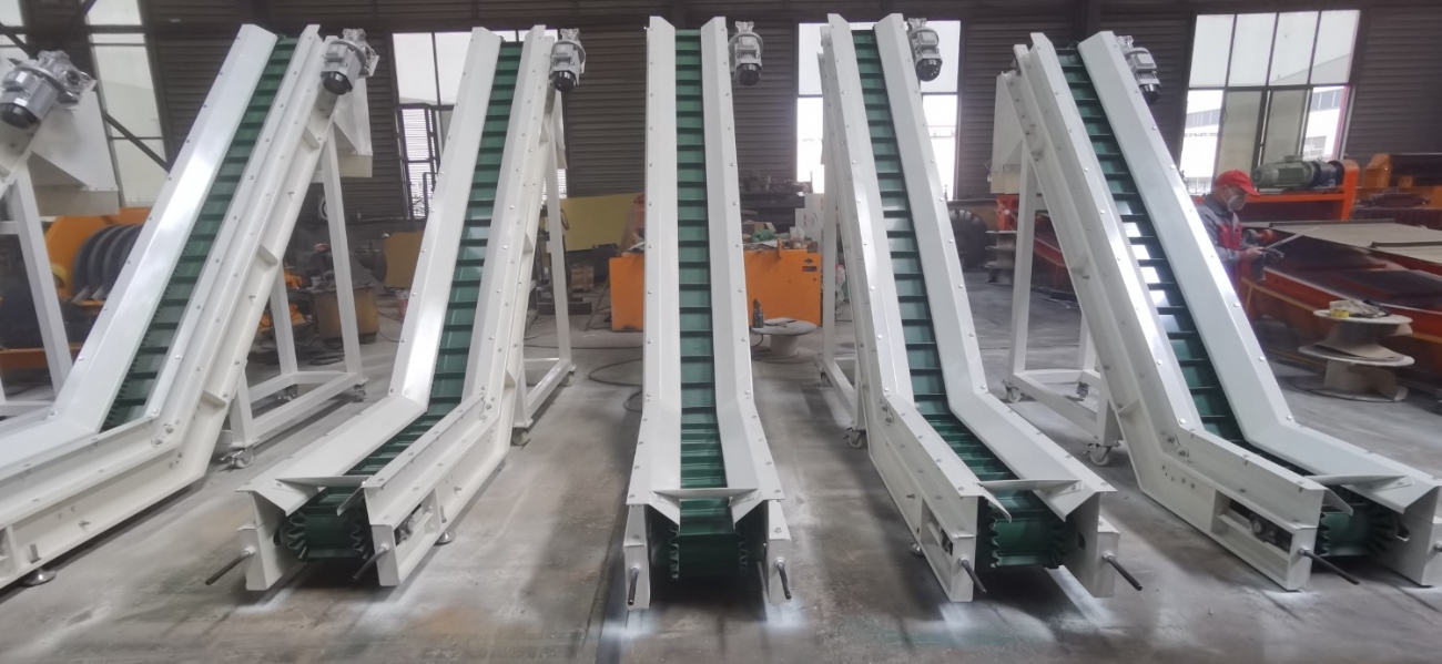 大傾角輸送機(jī)——濰坊華躍磁電使用現(xiàn)場(chǎng)